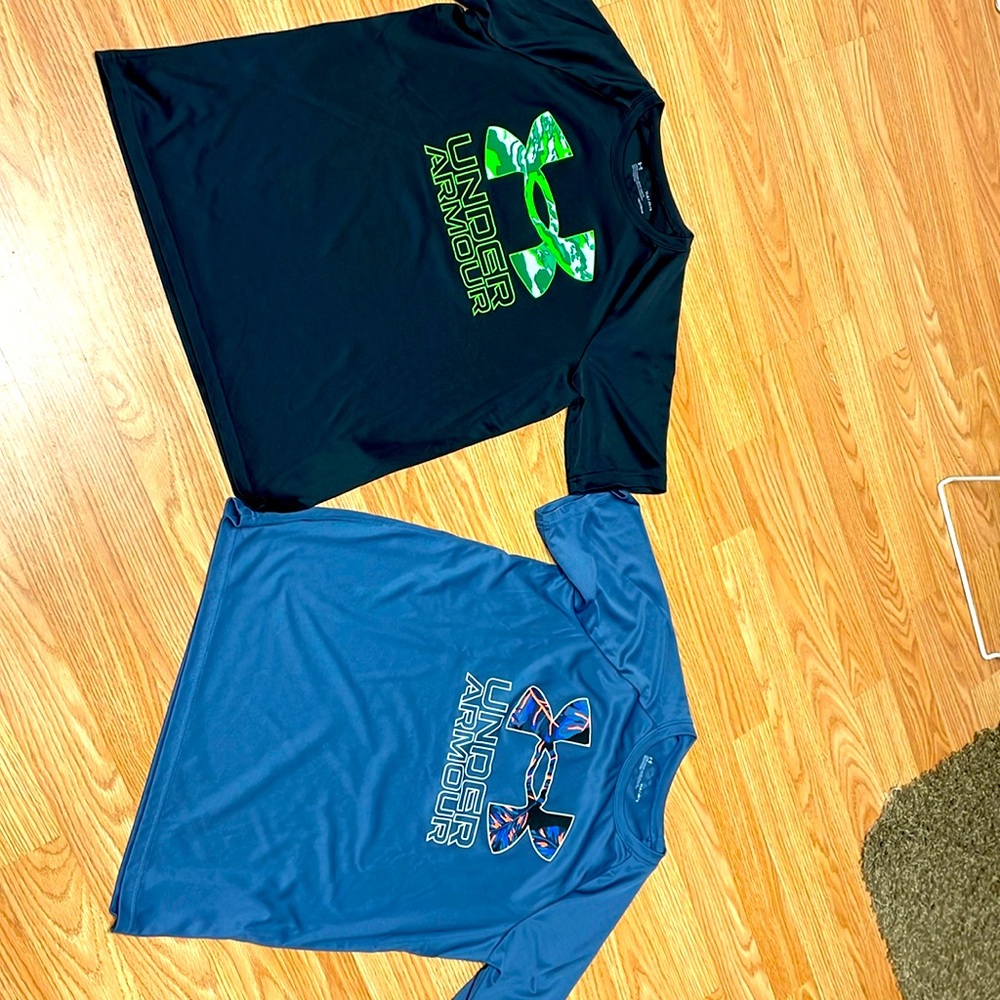 Boys under Armour large performance T-shirts